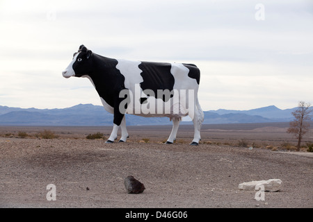 Un enorme vacca in mezzo al deserto, Nevada, STATI UNITI D'AMERICA Foto Stock
