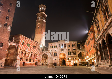 Verona - Piazza Erbe di notte Foto Stock