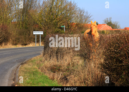 Cavallo di Troia, Trojan, scultura, Sentiero, Lincolnshire, Legno, animale, guerrieri greci, dentro cavallo, guerrieri greci, Nigel Sardeson, statua agricola Foto Stock