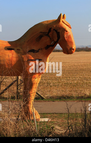 Cavallo di Troia, Trojan, scultura, Sentiero, Lincolnshire, Legno, animale, guerrieri greci, dentro cavallo, guerrieri greci, Nigel Sardeson, statua agricola Foto Stock