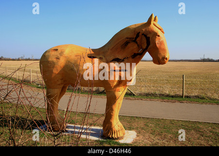 Cavallo di Troia, Trojan, scultura, Sentiero, Lincolnshire, Legno, animale, guerrieri greci, dentro cavallo, guerrieri greci, Nigel Sardeson, statua agricola Foto Stock