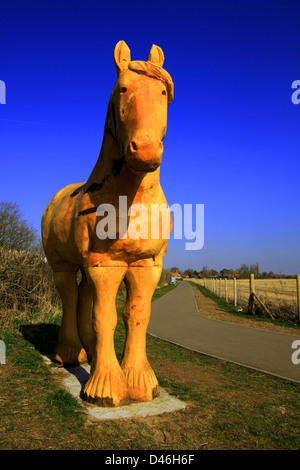 Cavallo di Troia, Trojan, scultura, Sentiero, Lincolnshire, Legno, animale, guerrieri greci, dentro cavallo, guerrieri greci, Nigel Sardeson, statua agricola Foto Stock