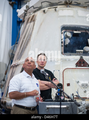 La capsula Dragon di SpaceX ha consegnato il carico alla stazione spaziale Internazionale nell'ambito del programma cargo commerciale della NASA. La missione comprendeva il rifornimento di attrezzature, esperimenti scientifici e sostegno operativo, mettendo in evidenza la collaborazione, la tecnologia, e le attività di volo spaziale in corso. Foto Stock