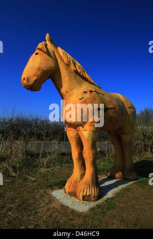 Cavallo di Troia, Trojan, scultura, Sentiero, Lincolnshire, Legno, animale, guerrieri greci, dentro cavallo, guerrieri greci, Nigel Sardeson, statua agricola Foto Stock