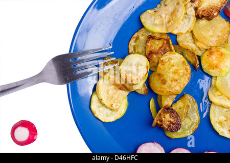 Piatto di zucchini zucca patate fritte con una forchetta e un piccolo ravanello su bianco Foto Stock