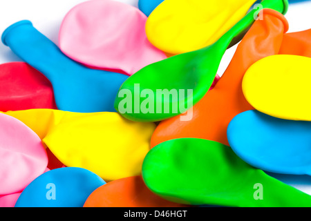 Uno sfondo di condizione sgonfia rainbow-di palloncini colorati. Foto Stock