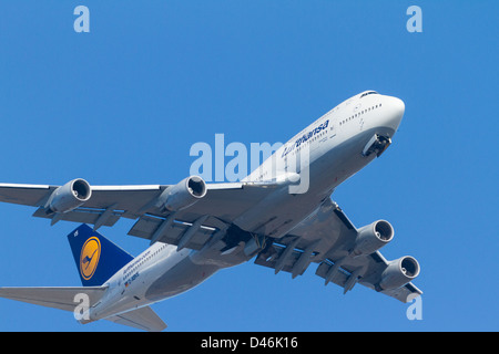 Boeing 747-430 D-ABVS 28286 Lufthansa avvicinando lo sbarco Foto Stock