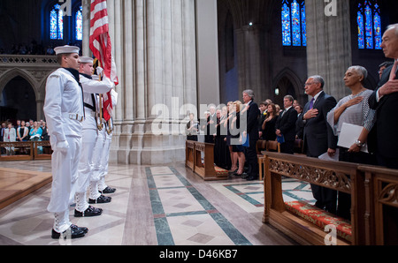 Un servizio commemorativo per Neil Armstrong, la prima persona a camminare sulla Luna, si è svolto presso la Cattedrale Nazionale di Washington DC. Il servizio ha onorato l'eredità di Armstrong nell'esplorazione spaziale e ha celebrato i suoi contributi al volo spaziale umano e alla storia dello spazio. Foto Stock