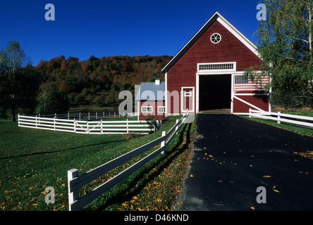 Elk280-1276 Vermont, Pomfret, rural highway with barn Foto Stock