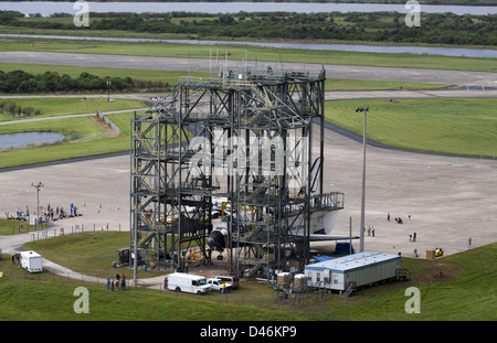 Lo Space Shuttle Endeavour della NASA si vede all'interno del Mate-Demate Device al Kennedy Space Center in Florida, preparato per il suo trasferimento dopo aver completato la sua missione spaziale. Foto Stock