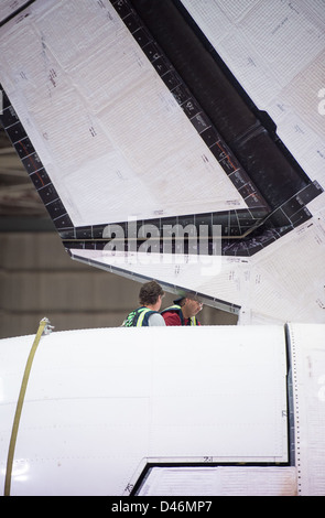 Lo Space Shuttle Endeavour è in fase di preparazione presso l'aeroporto internazionale di Los Angeles (LAX) prima del suo viaggio verso il California Science Center. La navetta viene trasportata con un aereo 747 Shuttle Carrier. Foto Stock