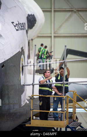 Lo Space Shuttle Endeavour (OV-105) della NASA è pronto per essere esposto all'Aeroporto Internazionale di Los Angeles (LAX) in California. La navetta è stata trasferita dall'hangar dell'aeroporto al California Science Center, dove è ora esposto in modo permanente. Foto Stock
