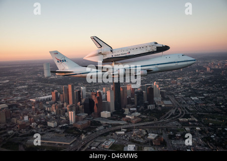 Adoperano traghettato da SCA su downtown Houston Skyline (JSC2012E216923) Foto Stock