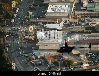 Lo Space Shuttle Endeavour viene spostato attraverso Los Angeles, California, con un trasporto in elicottero. Il viaggio della navetta dall'aeroporto al California Science Center mette in evidenza la sua ultima missione di esposizione pubblica. Foto Stock