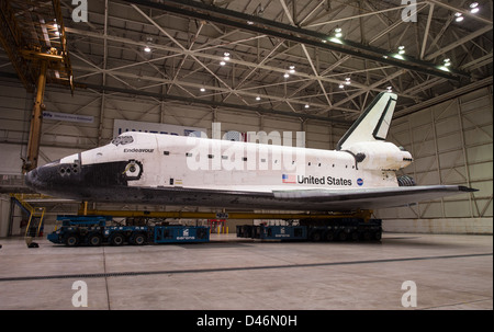 Lo Space Shuttle Endeavour era preparato per il suo trasporto verso la sua destinazione finale. Questa mossa comportò un'attenta pianificazione e coordinamento, con la navetta che fu spostata da un trasportatore terrestre al California Science Center. Foto Stock