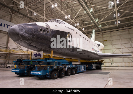 Lo Space Shuttle Endeavour è pronto per il trasporto in California, poiché viene spostato dal suo hangar in un luogo per essere esposto. Questo segna un passo importante nella transizione della navetta dal veicolo spaziale operativo a una mostra museale. Foto Stock