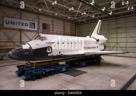 Lo Space Shuttle Endeavour è pronto per il trasporto dall'Hangar di Los Angeles alla sua posizione permanente. La navetta OV-105 verrà spostata tramite un Over Land Transporter. Foto Stock