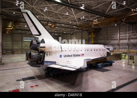 Lo Space Shuttle Endeavour è pronto per il suo ultimo trasferimento al California Science Center di Los Angeles. La navetta viene trasportata su un Over Land Transporter per la sua nuova posizione di esposizione permanente. Foto Stock