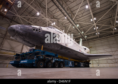 Lo Space Shuttle Endeavour della NASA è pronto per il suo trasferimento dall'Hangar della California all'OLT (Over Land Transporter) per il trasporto verso la sua destinazione finale. Lo shuttle, OV-105, era una parte fondamentale del programma spaziale della NASA e sarà esposto al California Science Center. Foto Stock