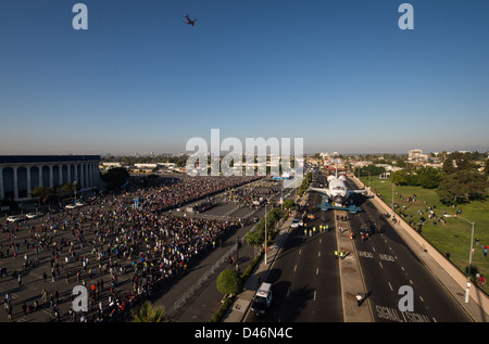 Lo Space Shuttle Endeavour viene spostato attraverso Los Angeles a bordo dell'Over Land Transporter (OLT) sulla strada per il California Science Center, con gli spettatori che guardano il viaggio storico. Foto Stock