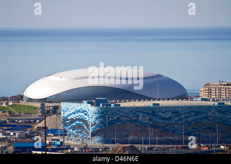 Vista Generai del Parco Olimpico, 12 novembre 2012 - Olympic anteprima : (F-B) il pattinaggio Iceberg Palace, il pattinaggio artistico e di short track pattinaggio di velocità il luogo e il ghiaccio Bolshoy dome, l'hockey su ghiaccio venue per la Sochi 2014 Olimpiadi invernali, si è visto all'Olympic Park in Russia. (Foto di Olympstroy via AFLO) Foto Stock