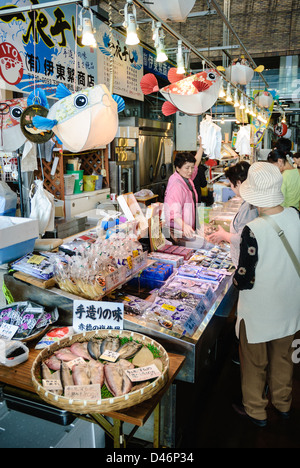 Fugu velenosi (Puffer fish) e altri frutti di mare in vendita all'interno del mercato di pesce in Giappone; Giapponese mercato del pesce; pesce in stallo; Foto Stock