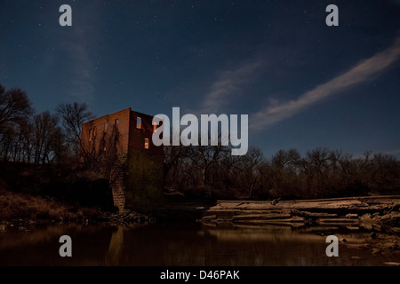 Rovine di un vecchio Grist Mill illuminato dalla luna con stelle ad ovest del Texas Foto Stock