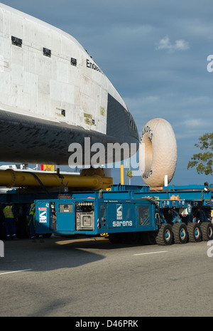 Lo Space Shuttle Endeavour viene trasferito sull'Over Land Transporter (OLT) attraverso la California, mentre si dirige verso il California Science Center per essere esposto in modo permanente. Questo segna l'ultimo viaggio della navetta dopo aver completato la sua missione nello spazio. Foto Stock