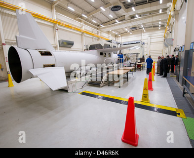 Il razzo Pegasus XL della Orbital Sciences Corporation viene mostrato durante un tour alla Vandenberg Air Force base, California, evidenziando i contributi della compagnia ai lanci spaziali. Foto Stock