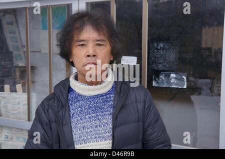 Ex imprenditore Toru Anzai sorge nella parte anteriore della sua radiazione hous contaminato in Iitate, Giappone, 27 febbraio 2013. Anche oggi Egli vive ancora in un rifugio di fortuna in data, Giappone. Nonostante il divieto, circa 100 dell'allora 1.700 famiglie vivono ancora in radition zona contaminata intorno a Iitate. Foto: Lars Nicolaysen Foto Stock