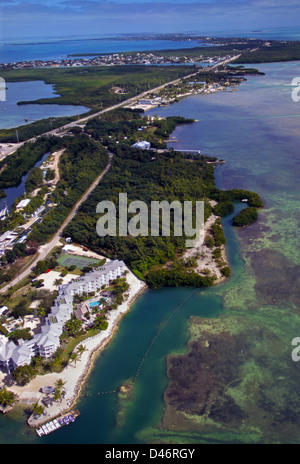 Una veduta aerea di Islamorada, Florida, Stati Uniti d'America, midway in Florida Keys lungo la Overseas Highway, mostra Florida Bay (r) e l'Oceano Atlantico (l). Foto Stock