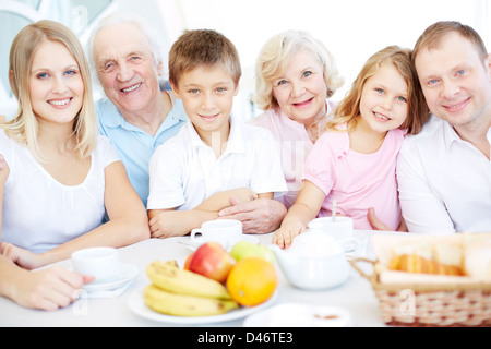 Ritratto di senior e giovani coppie con i loro figli a cena a casa Foto Stock