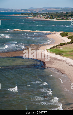 Vista guardando verso est lungo la costa NW di Tasmania da fossili Bluff, Wynyard. Queste spiagge face Bass Strait. Foto Stock