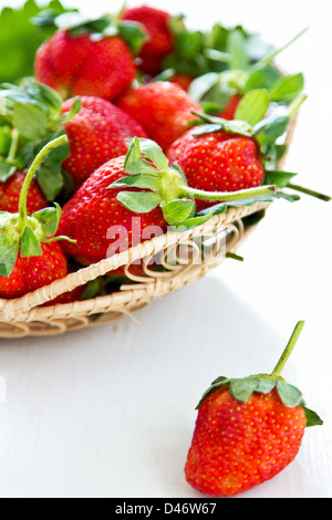 Fragole fresche in un cestello di bambù Foto Stock