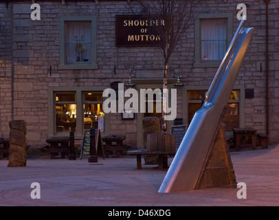 Spalla di Montone - Pub & 'fustian lama' artwork - in St George Square, Hebden Bridge, West Yorkshire, Inghilterra, Regno Unito Foto Stock