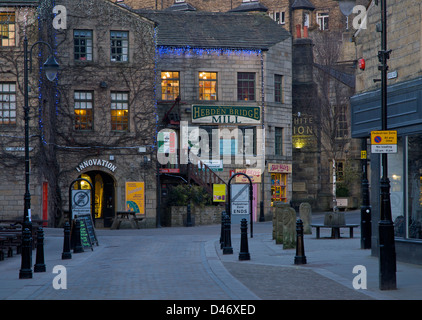 Negozi confinanti con St George Square nella città di Hebden Bridge, West Yorkshire, Inghilterra, Regno Unito Foto Stock