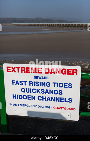 Segnale di avvertimento a Arnside sulla baia di Morecambe, avviso di un rapido aumento delle maree e delle sabbie mobili Foto Stock