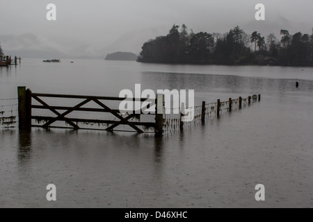 Un campo inondato sulle rive del Derwent Water Near Keswick nel Parco Nazionale del Distretto dei Laghi Foto Stock