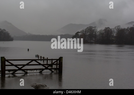 Un campo inondato sulle rive del Derwent Water Near Keswick nel Parco Nazionale del Distretto dei Laghi Foto Stock