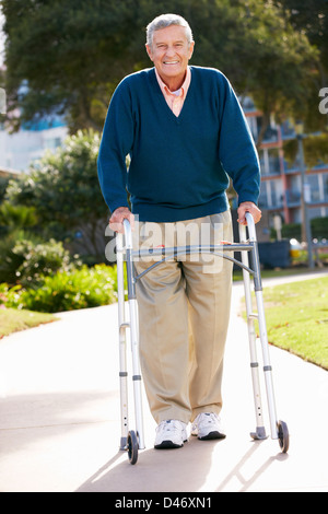 Senior Uomo con telaio a piedi Foto Stock