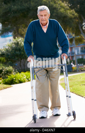 Senior Uomo con telaio a piedi Foto Stock