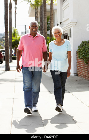 Coppia senior a piedi lungo la strada insieme Foto Stock