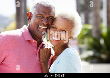 Romantico coppia Senior abbracciando in strada Foto Stock