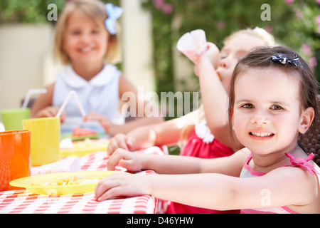 Un gruppo di bambini all'aperto godendo di Tea Party Foto Stock