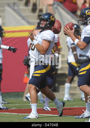 Sett. 22, 2012 - Los Angeles, CA, Stati Uniti d'America - 22 settembre {anno} Los Angeles, CA..California Golden Bears quarterback (16) Allan Bridgford si riscalda prima di NCAA Football gioco tra la USC Trojans e la California Golden Bears al Colosseo in Los Angeles, California. L'USC Trojans sconfiggere la California Golden Bears 27-9..(Credito: Jose Marin / MarinMedia / Cal Sport Media) Foto Stock