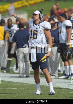 Sett. 22, 2012 - Los Angeles, CA, Stati Uniti d'America - 22 settembre {anno} Los Angeles, CA..California Golden Bears quarterback (16) Allan Bridgford si riscalda prima di NCAA Football gioco tra la USC Trojans e la California Golden Bears al Colosseo in Los Angeles, California. L'USC Trojans sconfiggere la California Golden Bears 27-9..(Credito: Jose Marin / MarinMedia / Cal Sport Media) Foto Stock