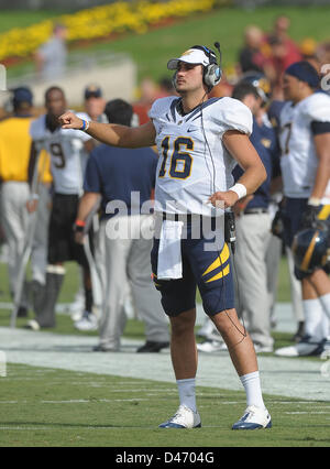 Sett. 22, 2012 - Los Angeles, CA, Stati Uniti d'America - 22 settembre {anno} Los Angeles, CA..California Golden Bears quarterback (16) Allan Bridgford si riscalda prima di NCAA Football gioco tra la USC Trojans e la California Golden Bears al Colosseo in Los Angeles, California. L'USC Trojans sconfiggere la California Golden Bears 27-9..(Credito: Jose Marin / MarinMedia / Cal Sport Media) Foto Stock