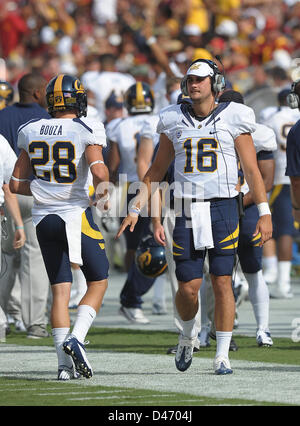 Sett. 22, 2012 - Los Angeles, CA, Stati Uniti d'America - 22 settembre {anno} Los Angeles, CA..California Golden Bears quarterback (16) Allan Bridgford si riscalda prima di NCAA Football gioco tra la USC Trojans e la California Golden Bears al Colosseo in Los Angeles, California. L'USC Trojans sconfiggere la California Golden Bears 27-9..(Credito: Jose Marin / MarinMedia / Cal Sport Media) Foto Stock