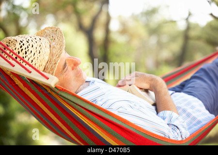 Uomo Senior relax In amaca Foto Stock