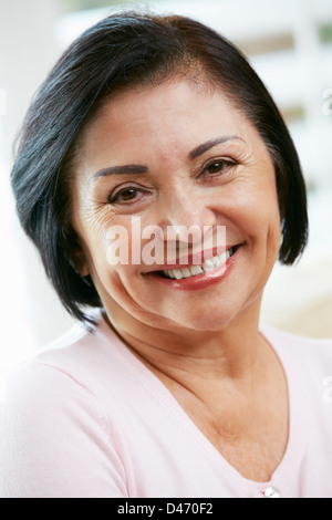 Ritratto di Felice donna Senior a casa Foto Stock